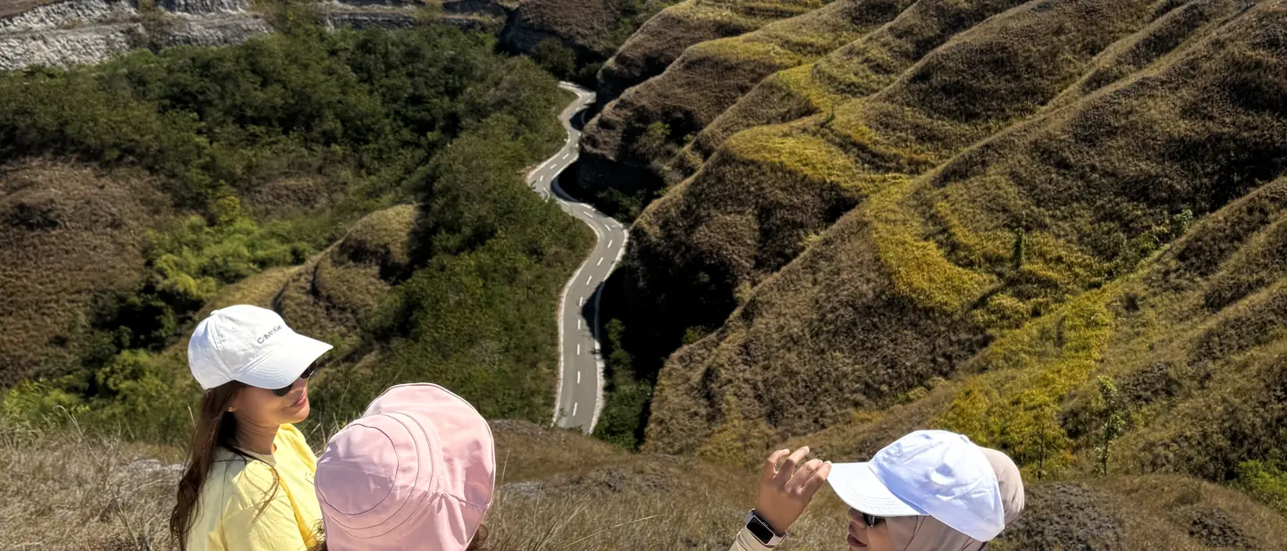 Perbukitan Sumba Timur dengan jalan berkelok di antaranya