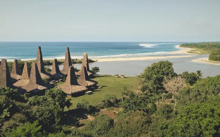 Desa Adat Ratenggaro di tepi pantai Sumba Barat Daya